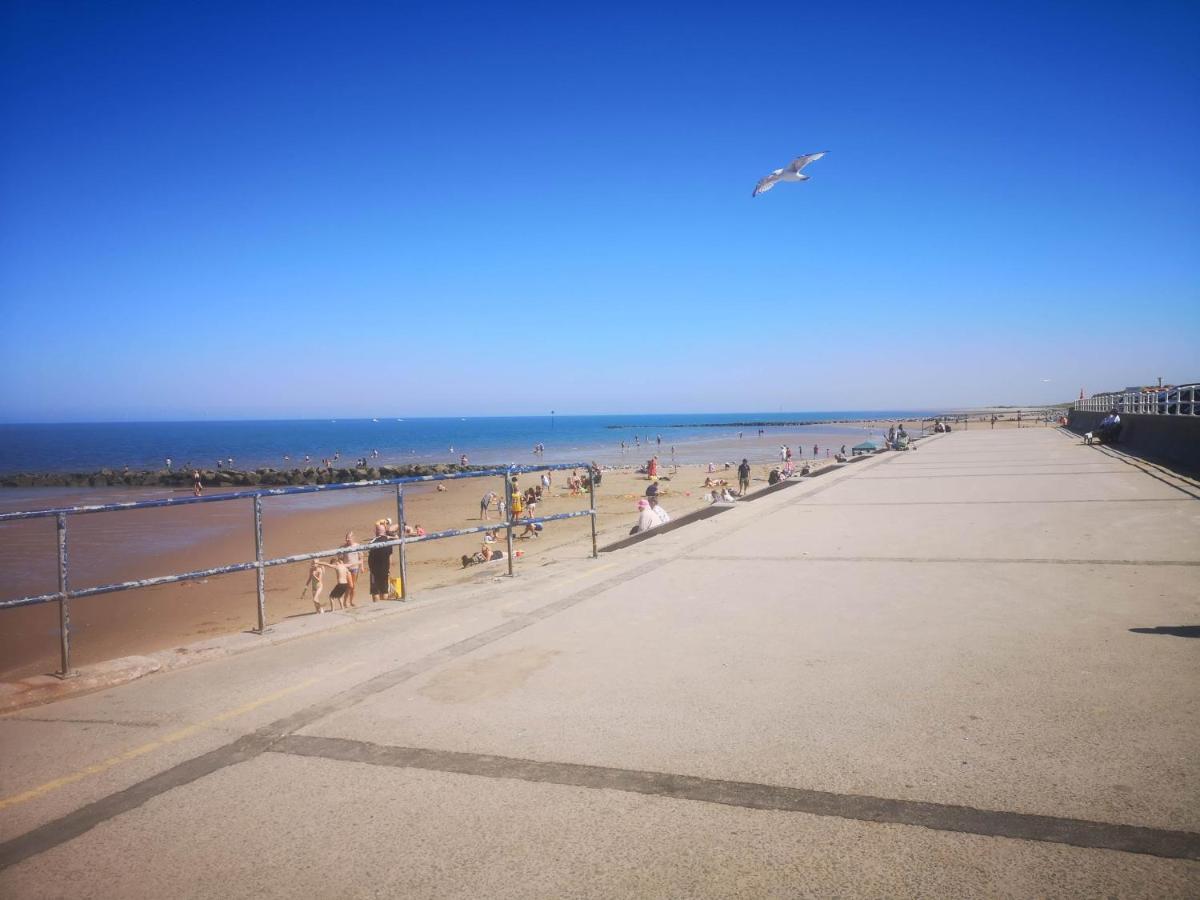 Vale View Apartment, Prestatyn, North Wales - A Stylish, Dog-Friendly Holiday Let Just A 5 Min Walk To Beach & Town! エクステリア 写真